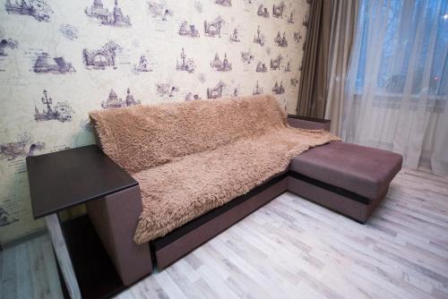 イヴァノヴォにあるАпартаменты на Шереметевскомの壁付きの部屋のベッド1台