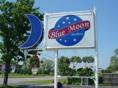 a sign for a blue moon motel on a street at Blue Moon Motel in Niagara Falls