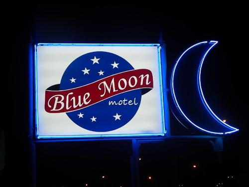 a sign for a blue moon motel with a crescent moon at Blue Moon Motel in Niagara Falls