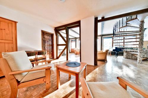 a living room with chairs and a table at Panorama Gór w Karpaczu in Karpacz