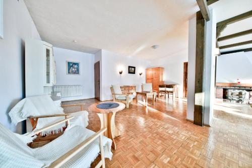 a living room with chairs and a table at Panorama Gór w Karpaczu in Karpacz