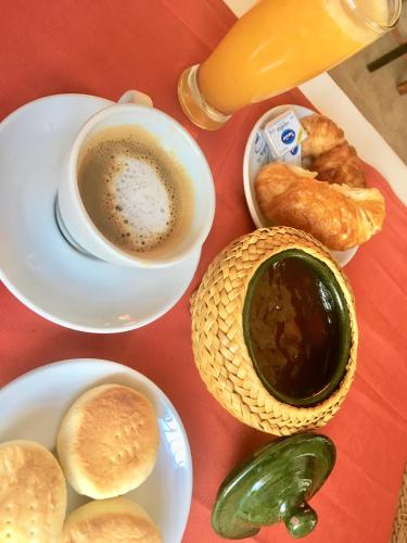 a table with a cup of coffee and some pastries at Quebrada Mansa in Nono