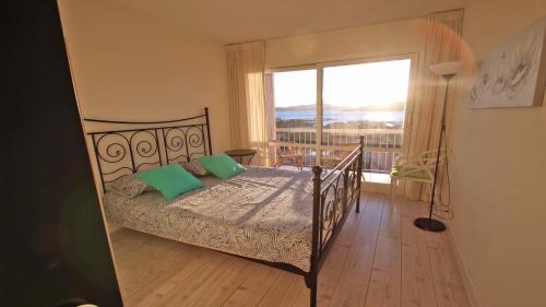 サント・マキシムにあるPins Dorésのベッドルーム1室(ベッド1台、大きな窓付)