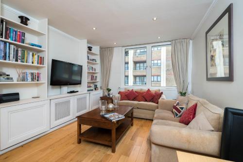 Delightful Kensington Home close to Hyde Park by UndertheDoormat