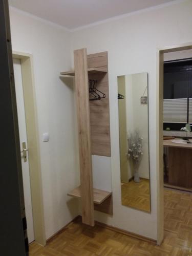 ランゲスハイムにあるTomteの鏡と階段のある部屋