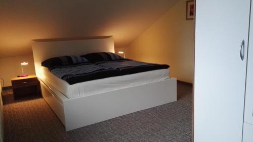 グラール・ミューリッツにあるKlünnersheimのエギリギル付きのベッドルーム1室(ベッド1台付)