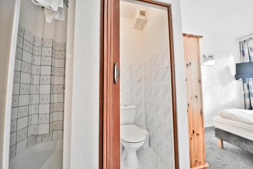a bathroom with a toilet and a bath tub at Panorama Gór w Karpaczu in Karpacz