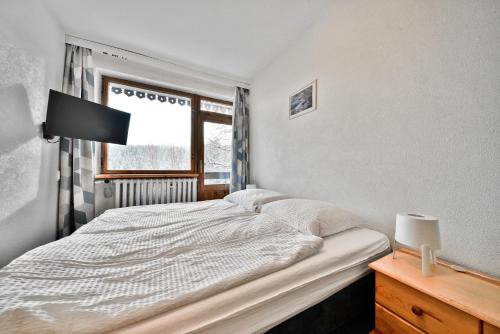 a bedroom with a large bed and a window at Panorama Gór w Karpaczu in Karpacz