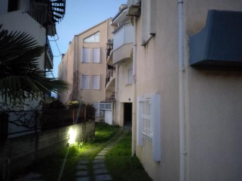 an alley way between two buildings with a fence at Mare e Monti1 in Kamena Vourla