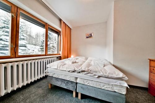 a bedroom with a bed and a window at Panorama Gór w Karpaczu in Karpacz