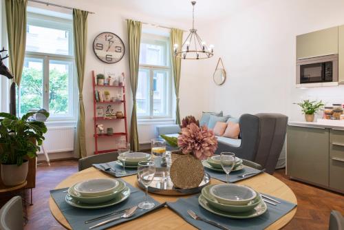 Kent Ridge Loft (Lublanska) في براغ: غرفة معيشة مع طاولة طعام ومطبخ