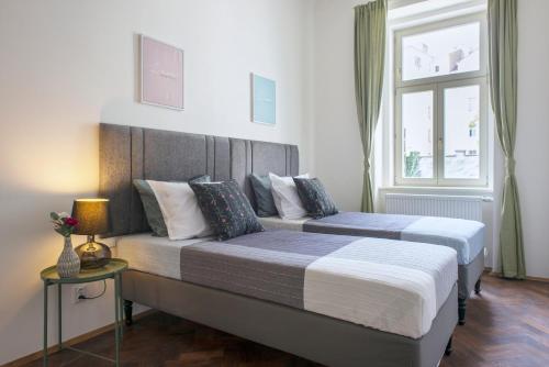 Postel nebo postele na pokoji v ubytování Kent Ridge Loft (Lublanska)
