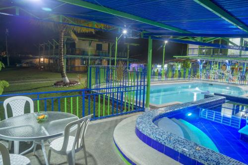 Finca Hotel El Sendero del Quindío tesisinde veya buraya yakın yüzme havuzu