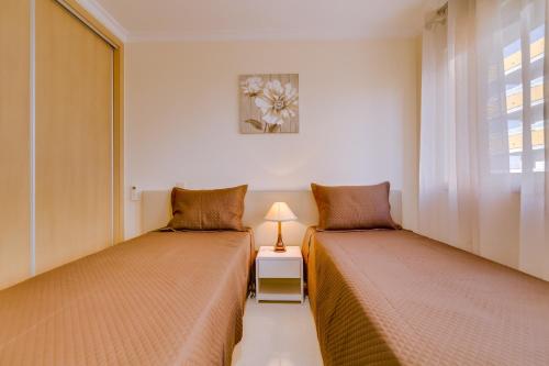 クアルテイラにあるForte Novo - Modern apartment - Quarteiraのベッドルーム1室(隣り合わせのベッド2台付)