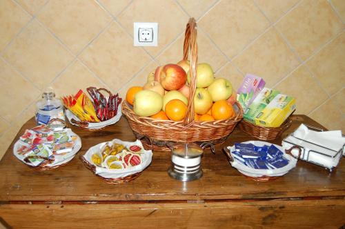 a table with baskets of fruit on top of it at Casa Rural El Pedroso in Villar del Pedroso