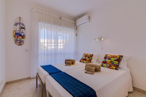 ヴィラモウラにあるRibas - Cozy 2 bedroom apartment - Vilamouraのベッドルーム1室(ベッド2台、窓付)