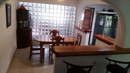 uma sala de jantar com uma mesa e um frigorífico em Embassy House em Puerto Jiménez