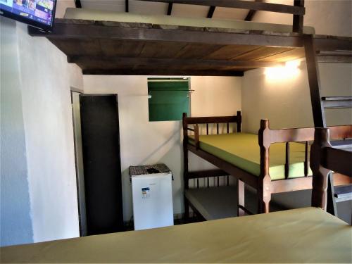 Habitación con 2 literas y mesa. en Vila do Sossego en Cabo Frío