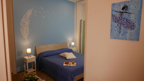 um quarto com uma cama com uma bandeja de comida em B&B da Ary Colorful Rooms em Nápoles