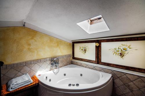 uma casa de banho com uma grande banheira num quarto em Agriturismo Palazzo Conti A em Pienza