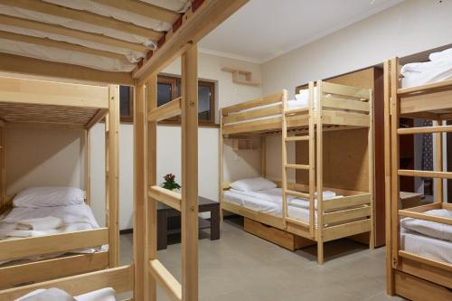Hostel Sich emeletes ágyai egy szobában