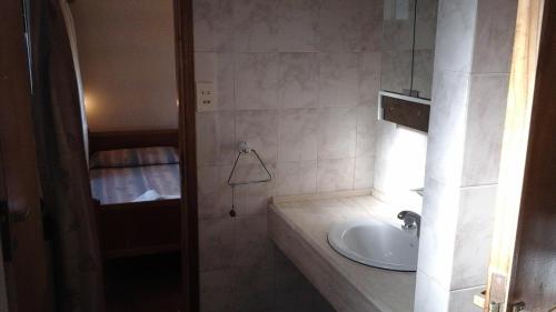 un baño con aseo y bañera en el Hotel Mariska Dos Estrellas Superior de Villa Gesell