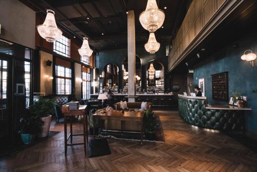 a restaurant with a bar in a room at The Ramble Hotel in Denver