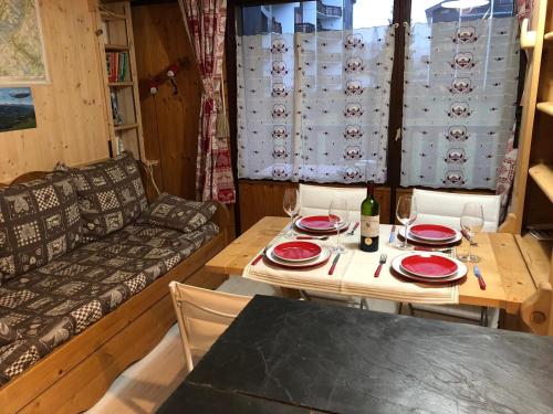 un salon avec une table et un canapé dans l'établissement Résidence 