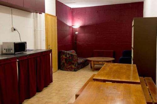 A seating area at Auberge de Bagnes - le backpacker