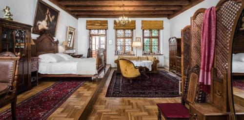 1 dormitorio con cama y escritorio en Orlowska Townhouse Apartments, en Cracovia
