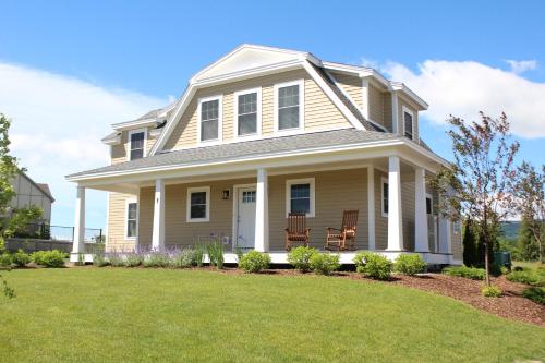 a house with a lawn in front of it at Owl's Nest Resort in Thornton