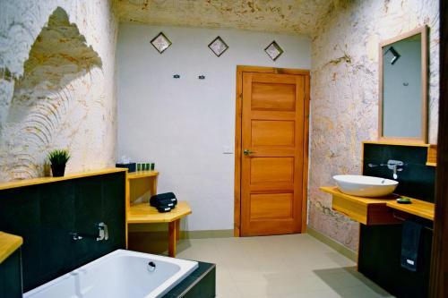 Ein Badezimmer in der Unterkunft Dug Out B&B