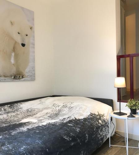 une chambre avec une peinture sur ours polaire sur le mur dans l'établissement Beau Site, à Villard-de-Lans