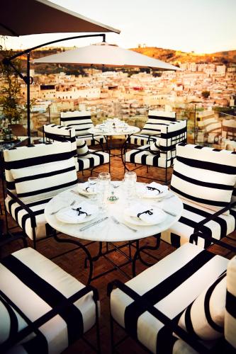- un restaurant avec des tables et des chaises blanches offrant une vue dans l'établissement Chaq Chaq, à Fès