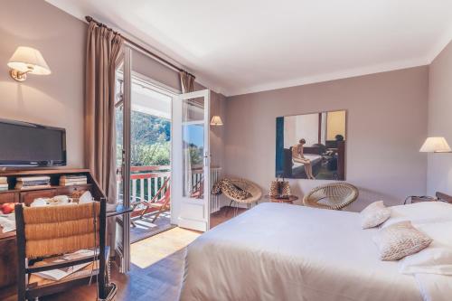 - une chambre avec un lit et un balcon dans l'établissement Hôtel Arcé, à Saint-Étienne-de-Baïgorry