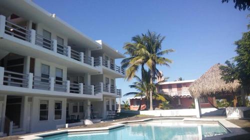 un hotel con piscina frente a un edificio en Villa del Mar, en Costa Esmeralda