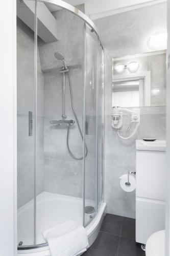 a bathroom with a shower and a toilet at FIFNY Apartment in Poznań