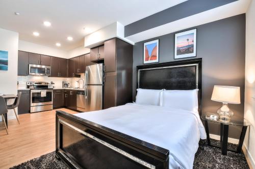 
A bed or beds in a room at Urban Flat Apartments @ San Mateo
