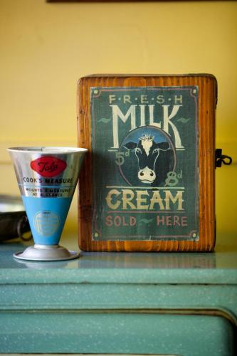 a container and a cup on top of a table at Como Cottage Accommodation in Olinda