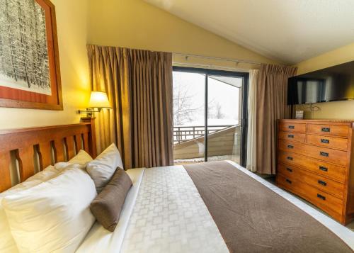 Ένα ή περισσότερα κρεβάτια σε δωμάτιο στο Pokolodi Lodge