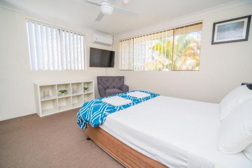 Anacapri Holiday Resort Apartments tesisinde bir odada yatak veya yataklar