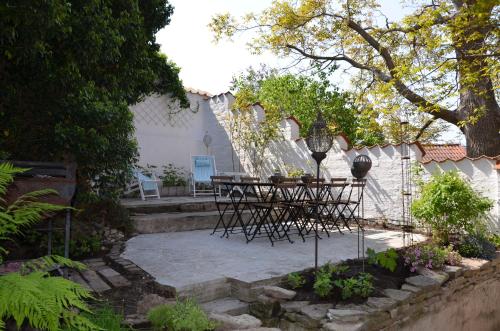 a patio with a picnic table in a backyard at Villa Trumpetaren in Visby