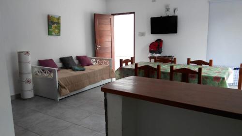 sala de estar con cama y sofá en Alojamiento H346 en Tandil