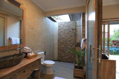 Koupelna v ubytování Uma Dhari Villa by Prasi