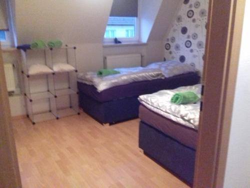 Zimmer mit 3 Betten in einem Zimmer in der Unterkunft Ferienwohnung Poehlmann in Plauen