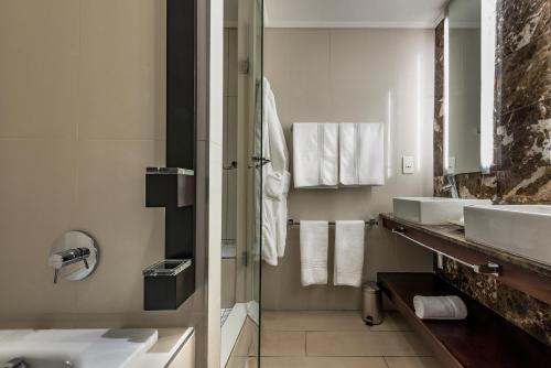 Um banheiro em Victoria & Alfred Hotel by NEWMARK