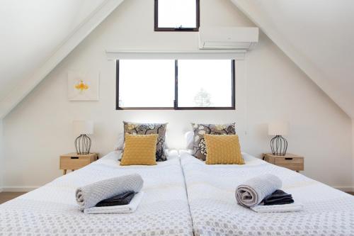 A bed or beds in a room at Monument Hill Townhouse - Fremantle