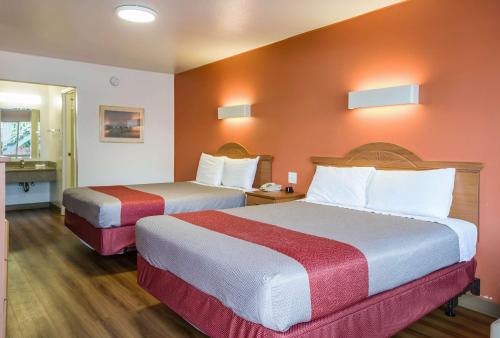 Postel nebo postele na pokoji v ubytování Motel 6-Concord, CA