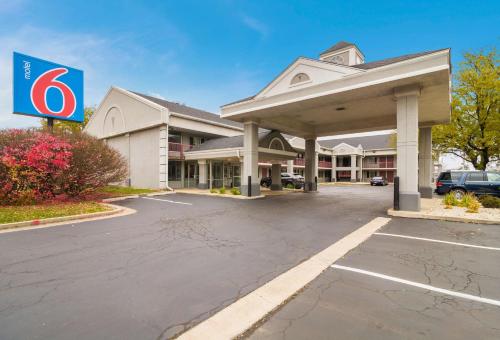 a building with a parking lot in front of it at Motel 6-Alsip, IL in Alsip