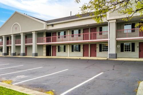 an empty parking lot in front of a hotel at Motel 6-Alsip, IL in Alsip
